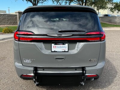New 2024 Chrysler Pacifica Touring L