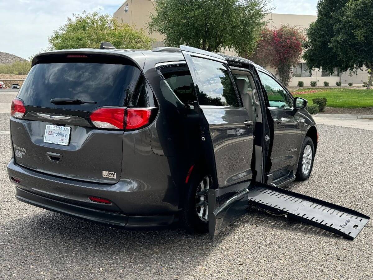 2021 Chrysler Voyager's photo