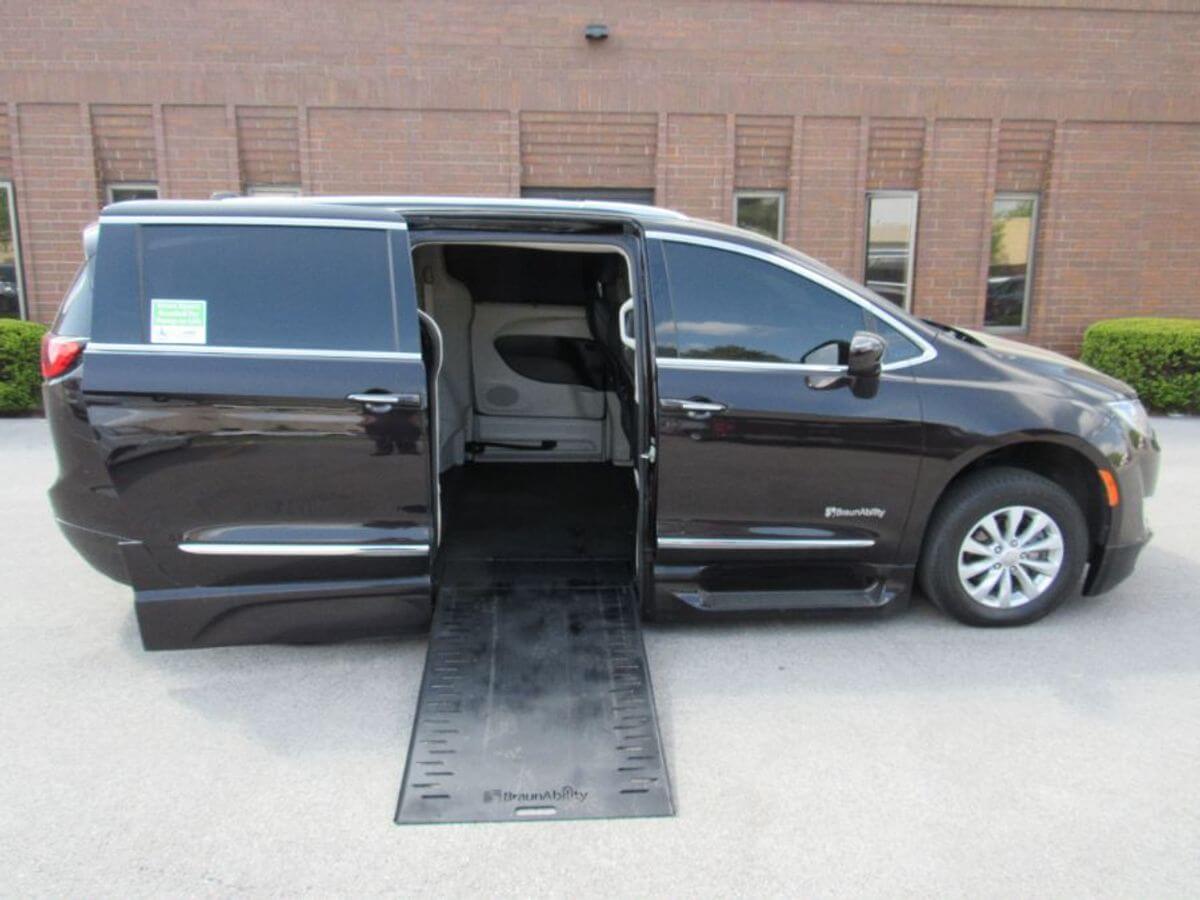 2018 Chrysler Pacifica Touring L's photo