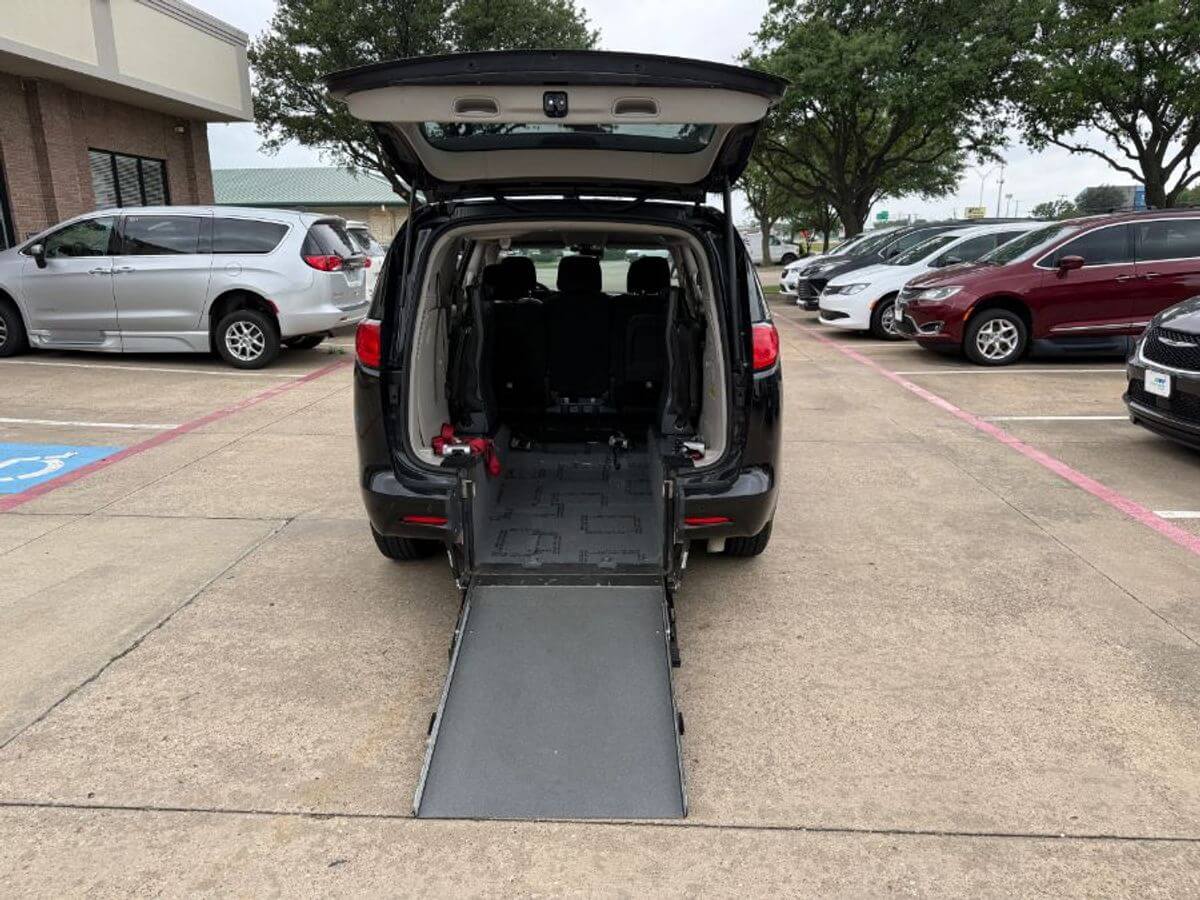 Used 2022 Chrysler Voyager LX's photo