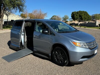 Blue Honda Odyssey with Vantage Mobility Side Entry Automatic In Floor conversion