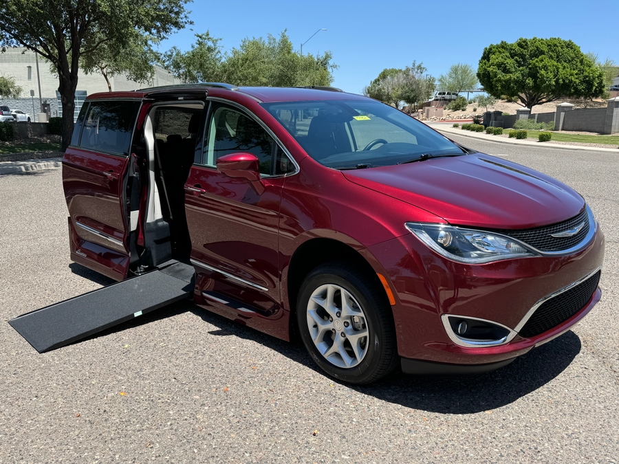 2018 Chrysler Pacifica Touring L's photo