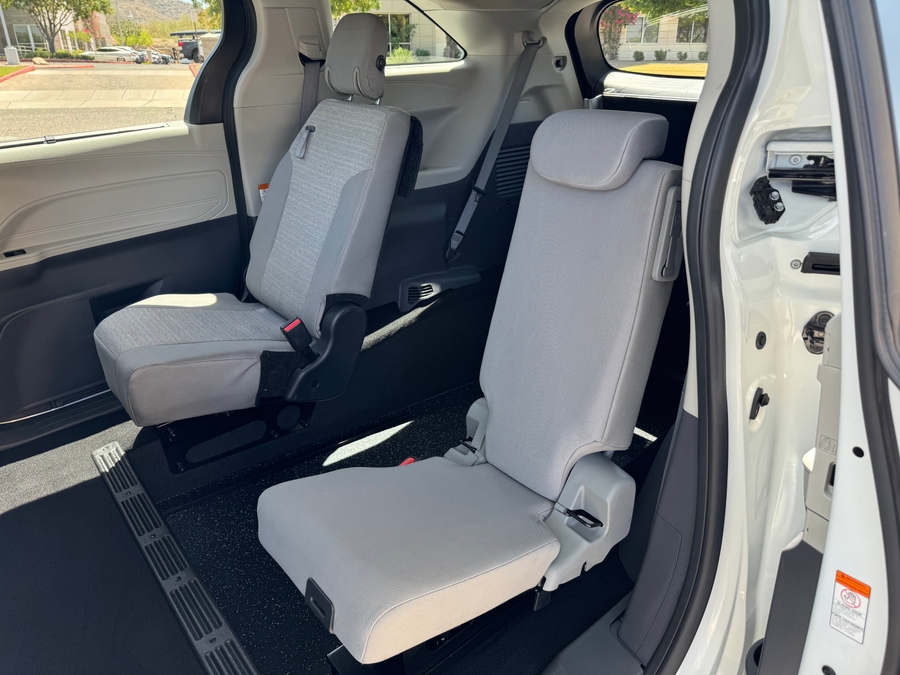 2024 Toyota Sienna LE - Photo 11