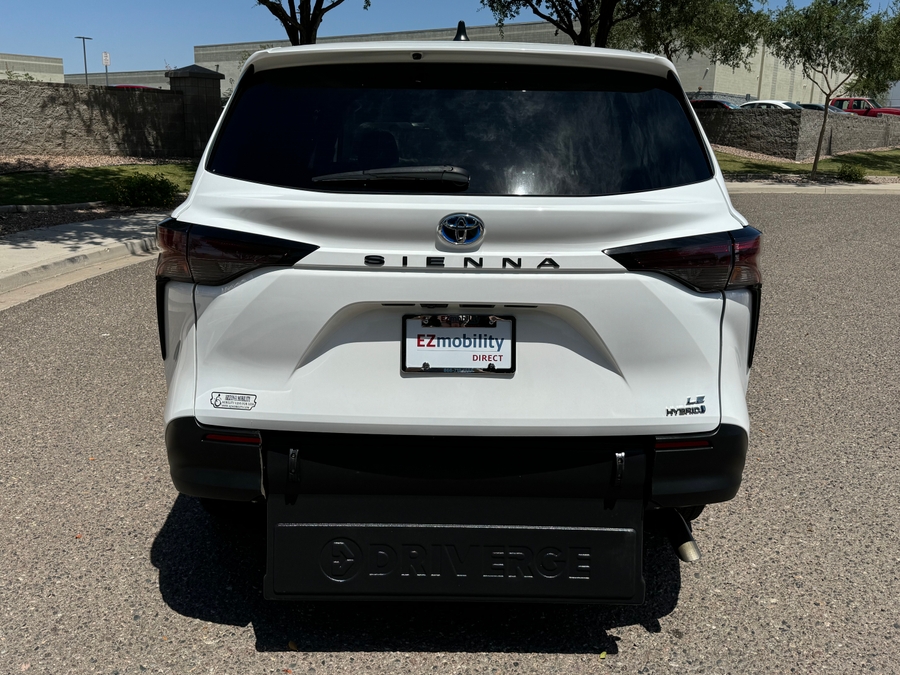 2024 Toyota Sienna LE - Photo 3