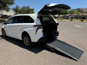 2024 Toyota Sienna LE - Photo 17