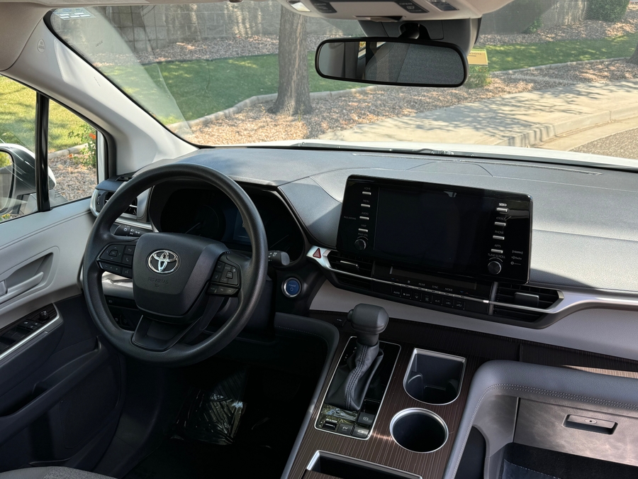 2024 Toyota Sienna LE - Photo 7