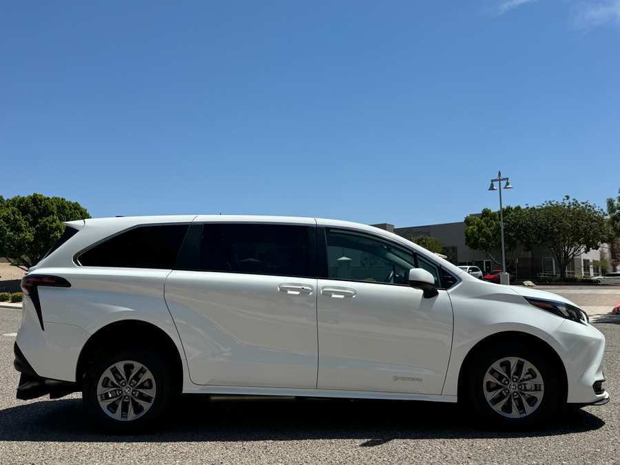 2024 Toyota Sienna LE - Photo 4