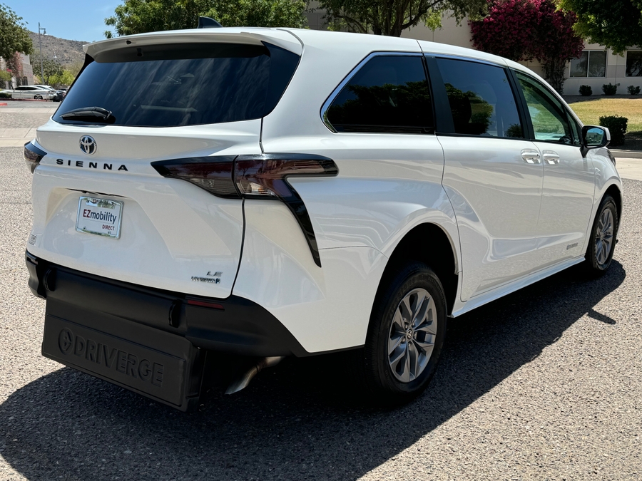 2024 Toyota Sienna LE - Photo 5