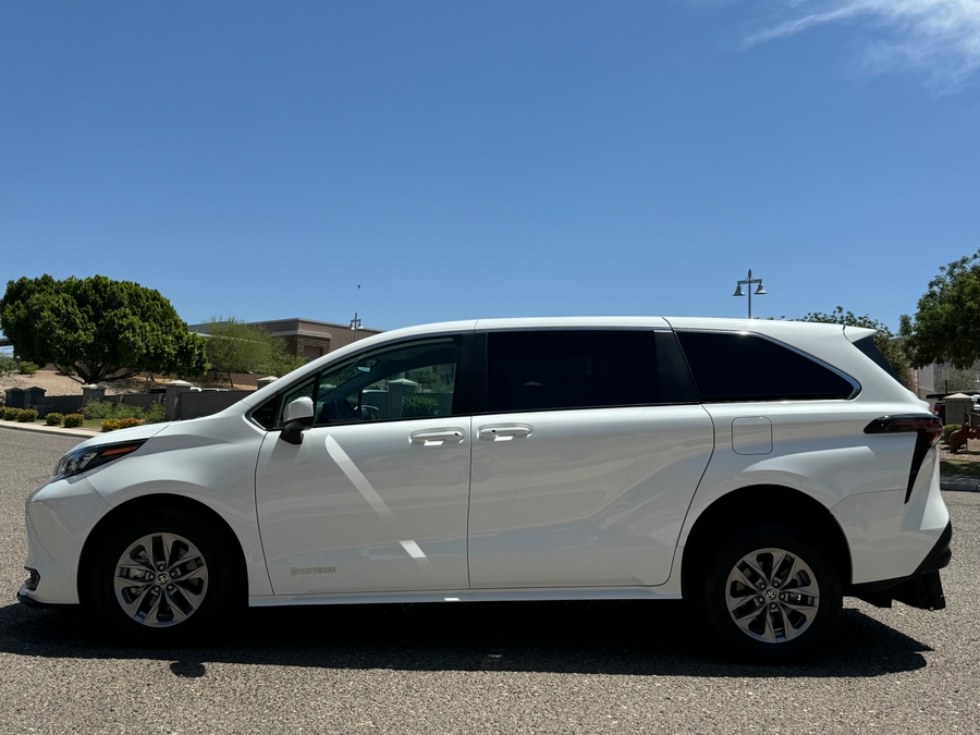 2024 Toyota Sienna LE - Photo 13