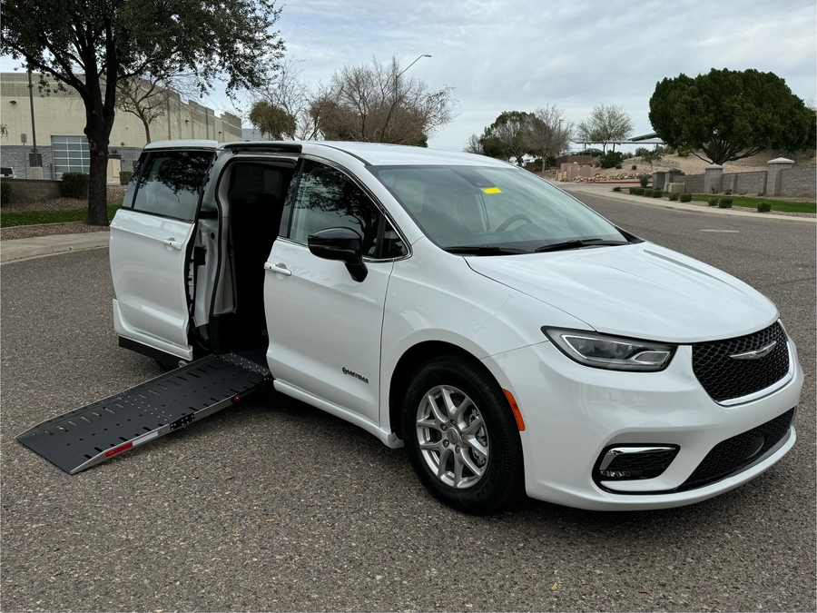 2024 Chrysler Pacifica Touring L's photo