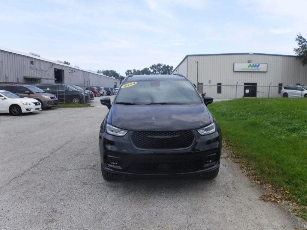 Used 2024 Chrysler Pacifica Touring L
