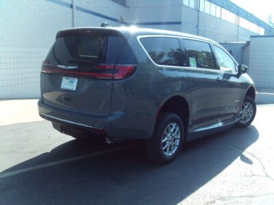 New 2025 Chrysler Pacifica Select