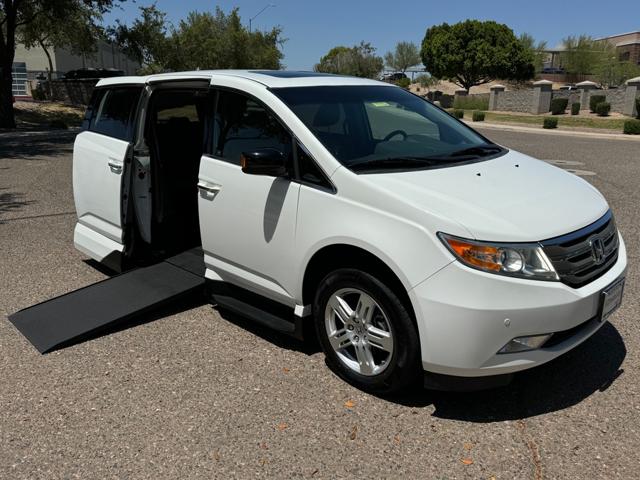 White Honda Odyssey with Vantage Mobility Side Entry Automatic In Floor conversion