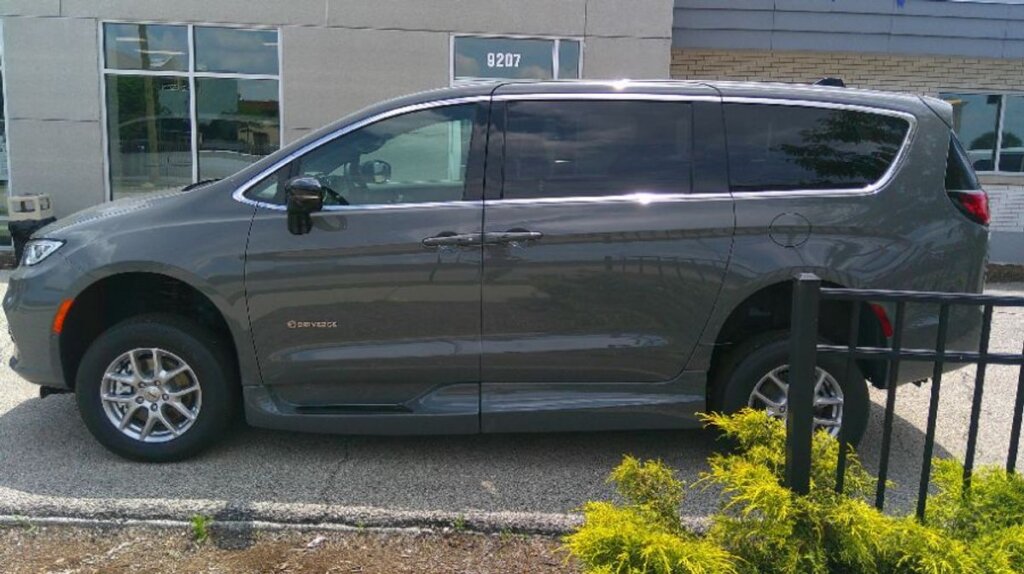 New 2025 Chrysler Pacifica Select