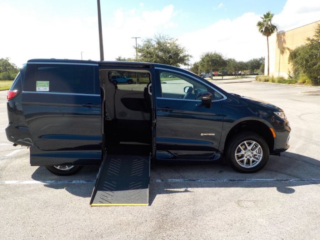 Used 2024 Chrysler Pacifica Touring L