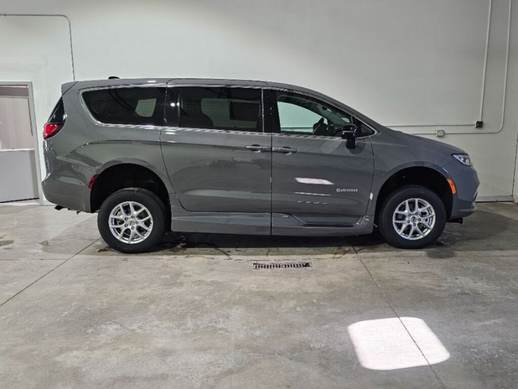 Used 2024 Chrysler Pacifica Touring L
