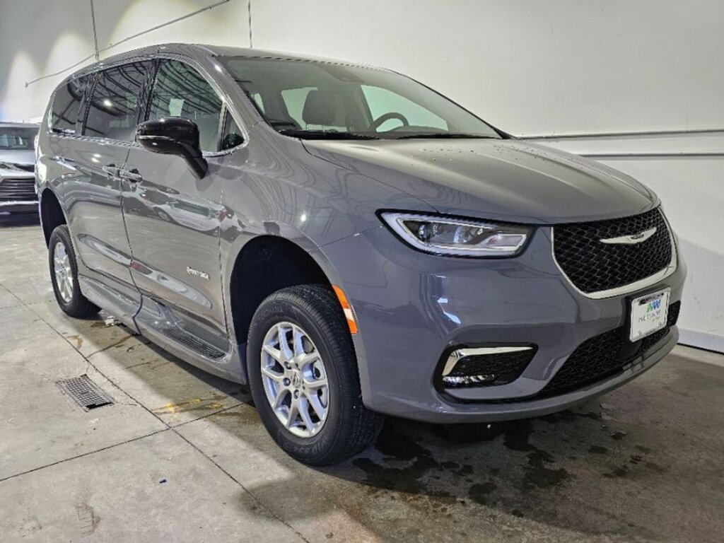 Used 2024 Chrysler Pacifica Touring L