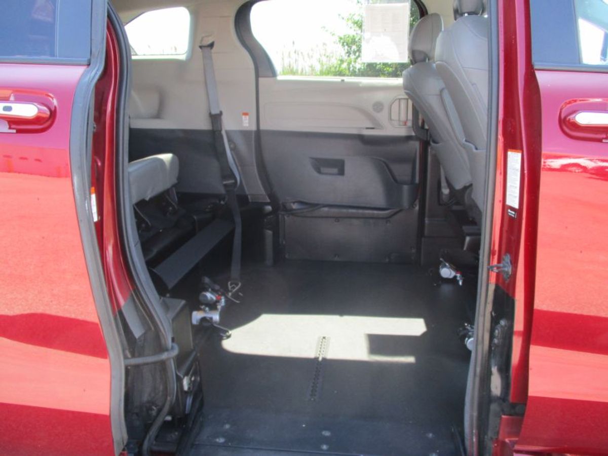 2022 Toyota Sienna XLE - Photo 11
