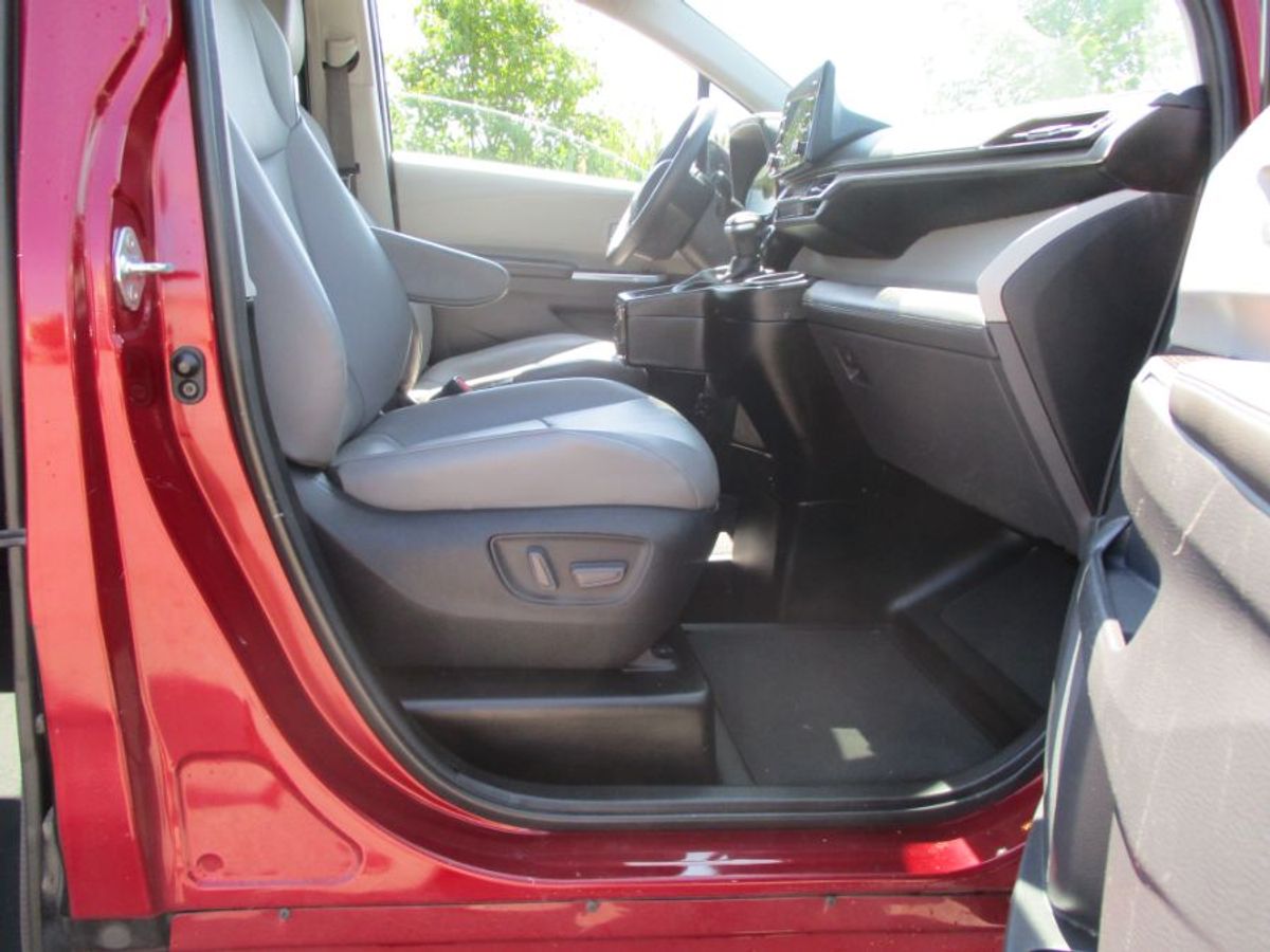 2022 Toyota Sienna XLE - Photo 18