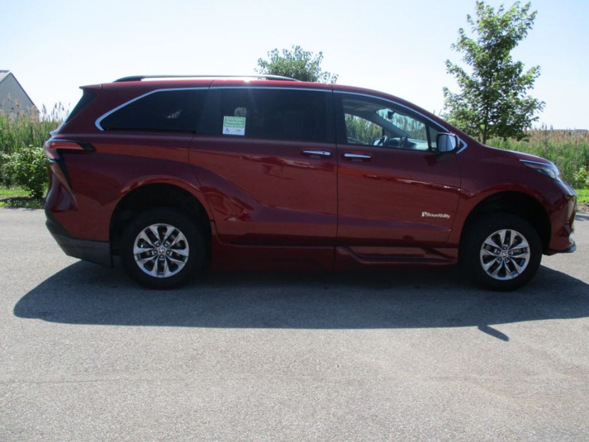 2022 Toyota Sienna XLE - Photo 8