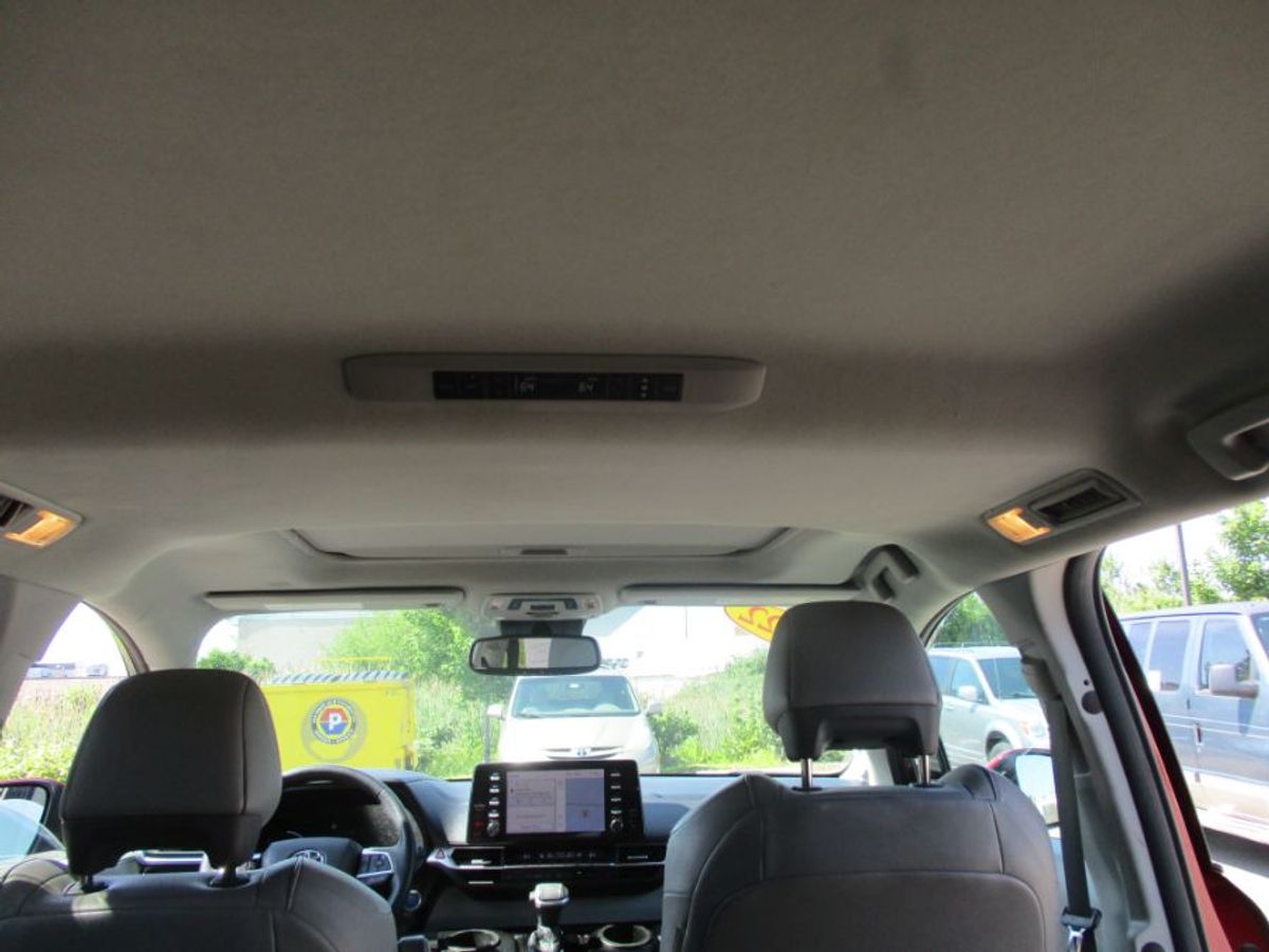 2022 Toyota Sienna XLE - Photo 13