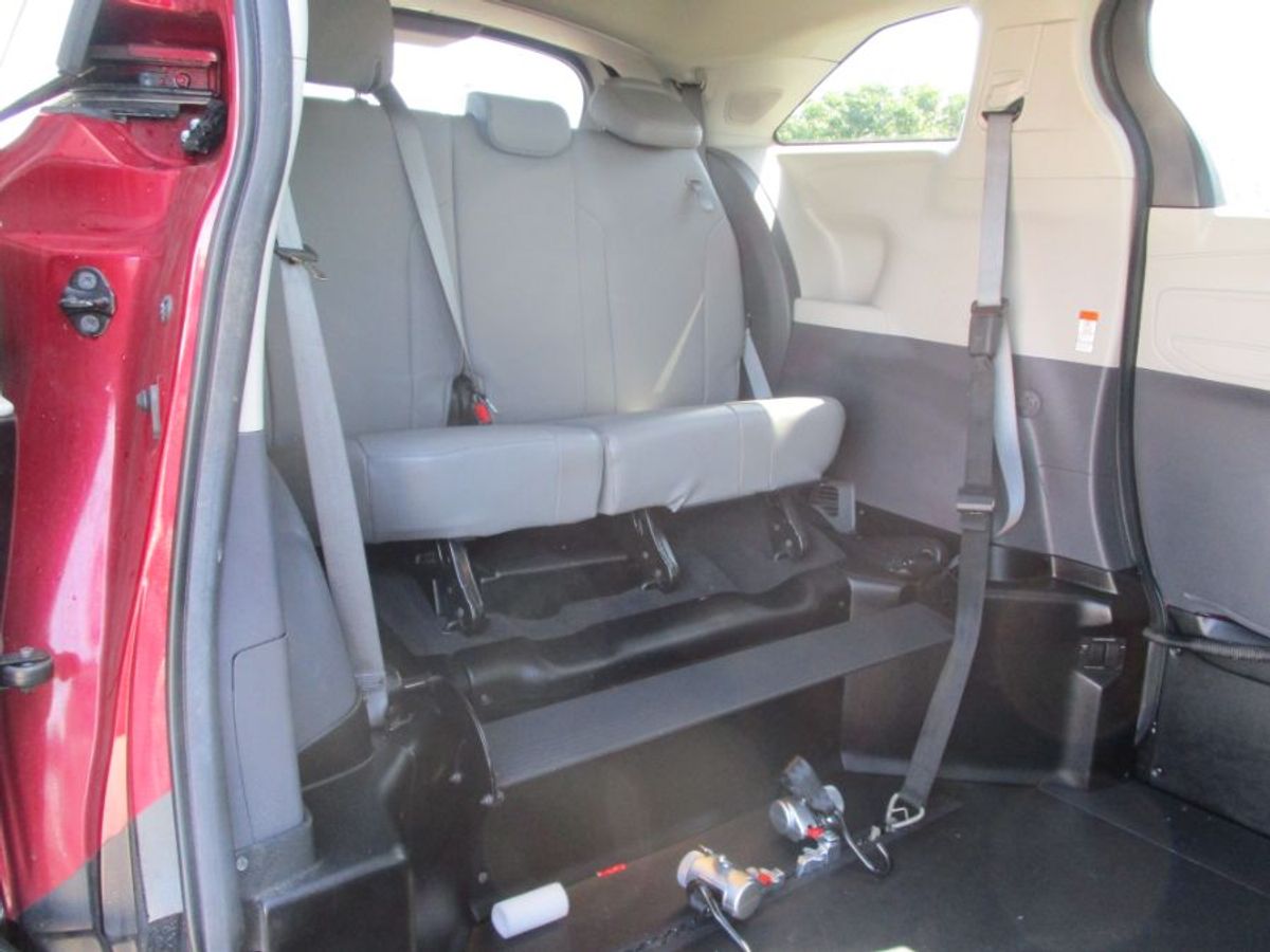 2022 Toyota Sienna XLE - Photo 12