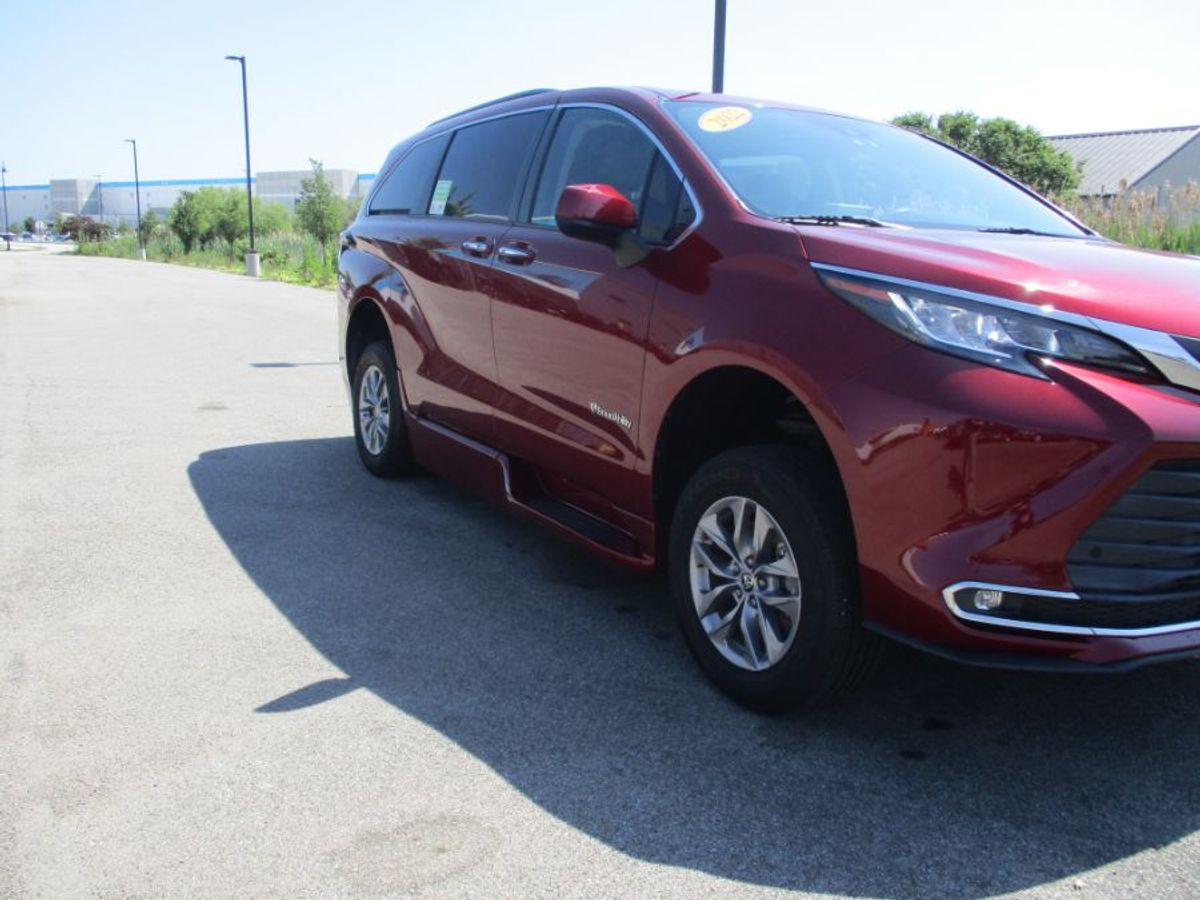 2022 Toyota Sienna XLE - Photo 9