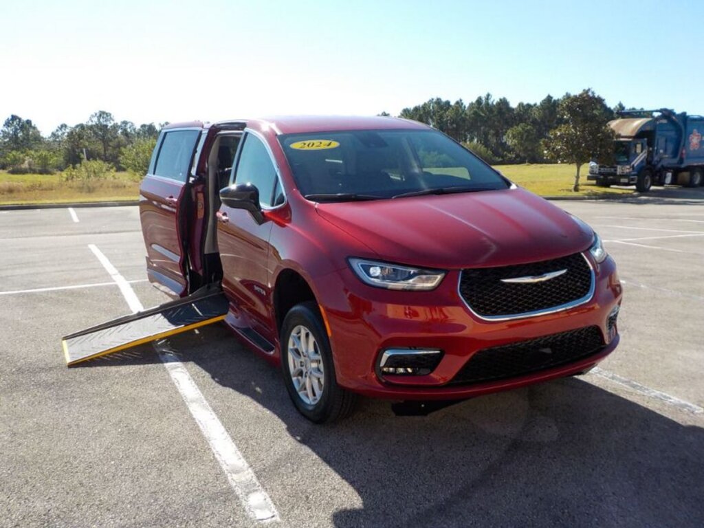 Used 2024 Chrysler Pacifica Touring L