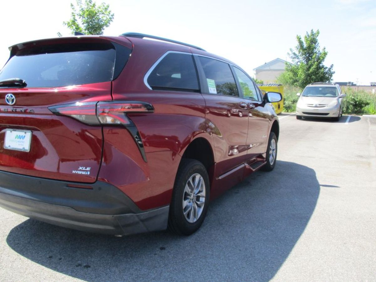 2022 Toyota Sienna XLE - Photo 7