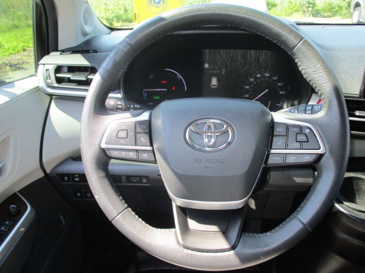 2022 Toyota Sienna XLE - Photo 16