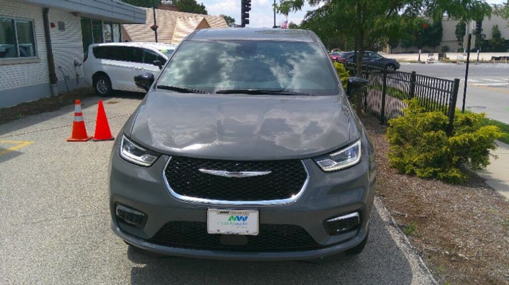 New 2025 Chrysler Pacifica Select