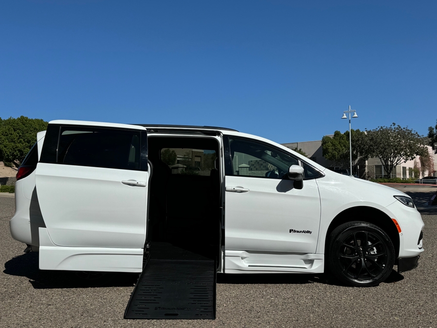 Used 2023 Chrysler Pacifica Touring L-Sport