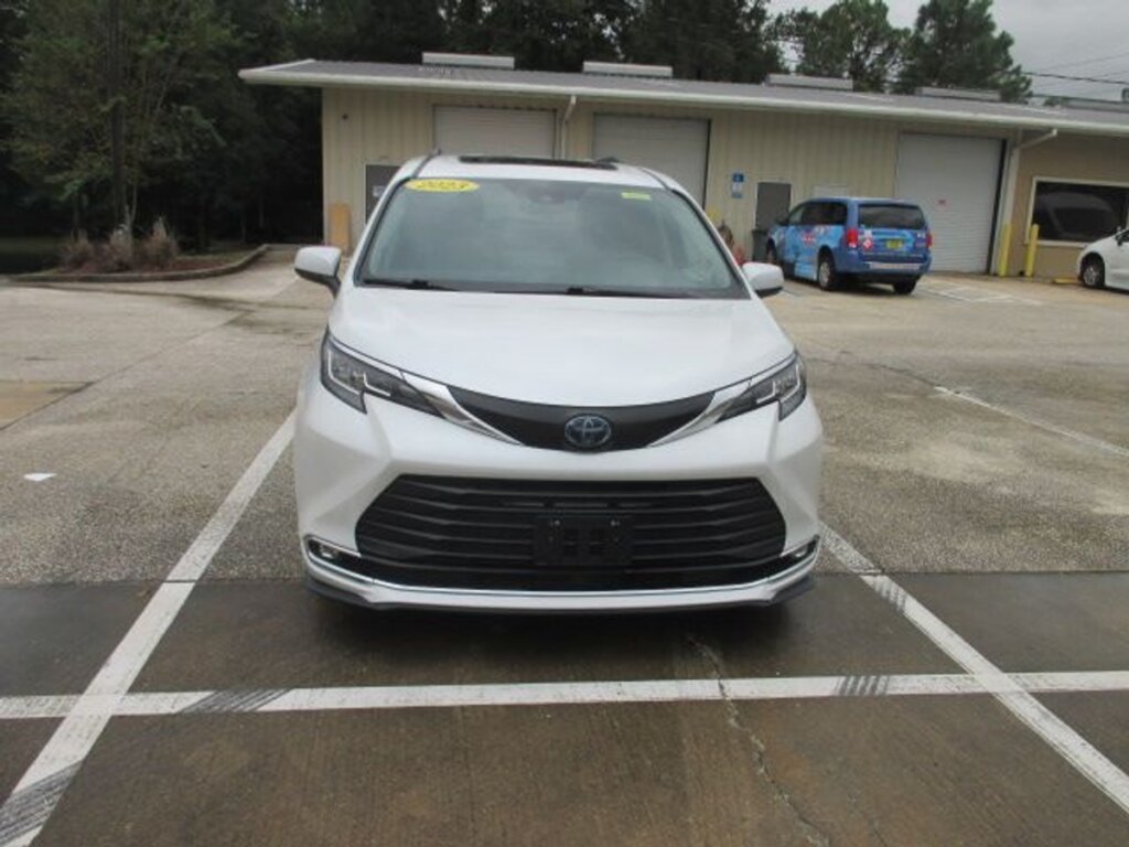 Used 2023 Toyota Sienna FWD XLE (New Conversion)
