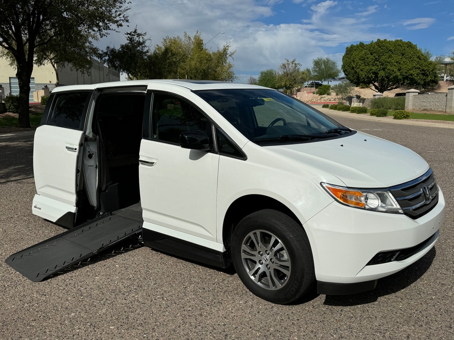 White Honda Odyssey with Vantage Mobility Side Entry Automatic Fold Out conversion